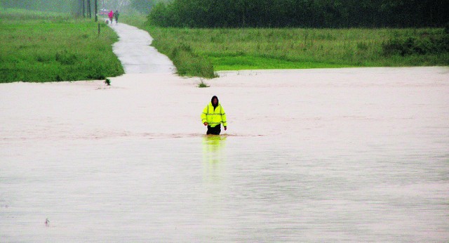 Kobieta leżała na drodze. Wyciągnęliśmy ją z mułu - mówi dyrektor pogotowia