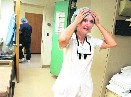 Prof. Maria Siemionow przed salą operacyjną, w której przeszczepiła twarz