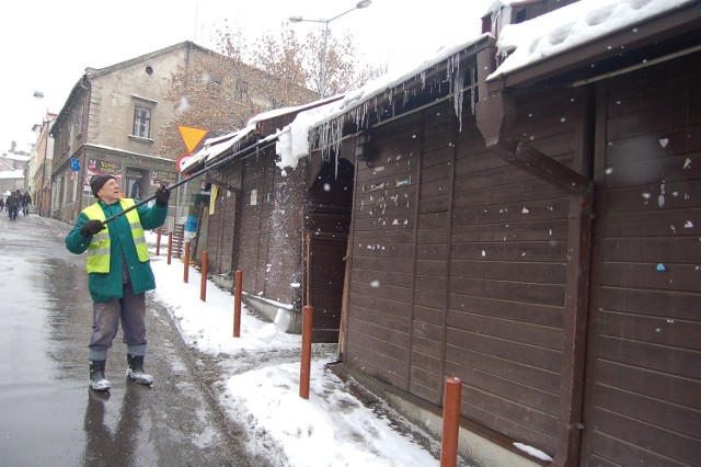 Na Burku z zalegającym na dachach kiosków śniegiem walczyło wczoraj kilka osób