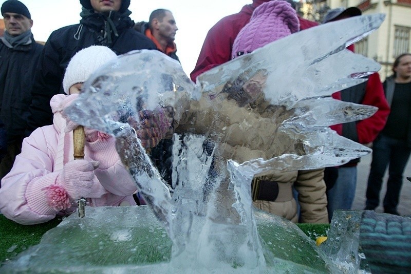 Wrocław: Rzeźbienie w lodzie na Rynku (ZDJĘCIA)