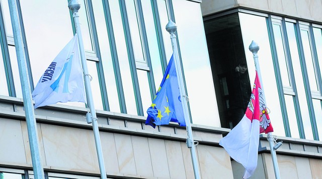Zdaniem historyków, flaga prywatnej firmy (z lewej) obok barw UE i Urzędu Marszałkowskiego to kompletna pomyłka