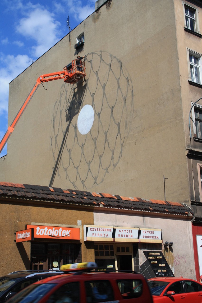 Już od rana w czwartek za malowanie murala na ścianie domu...