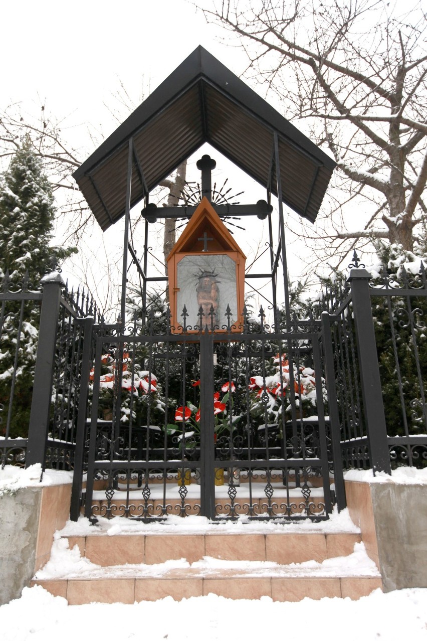 Odnowiona kapliczka na rogu ulic Gwarnej i Pochyłej.