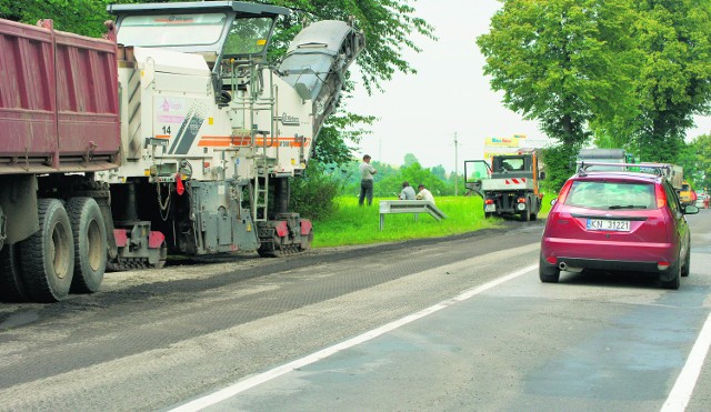 W Maciejowej, na drodze krajowej nr 75 z Nowego Sącza do Krynicy, ściągana jest od kilku dni warstwa starego asfaltu