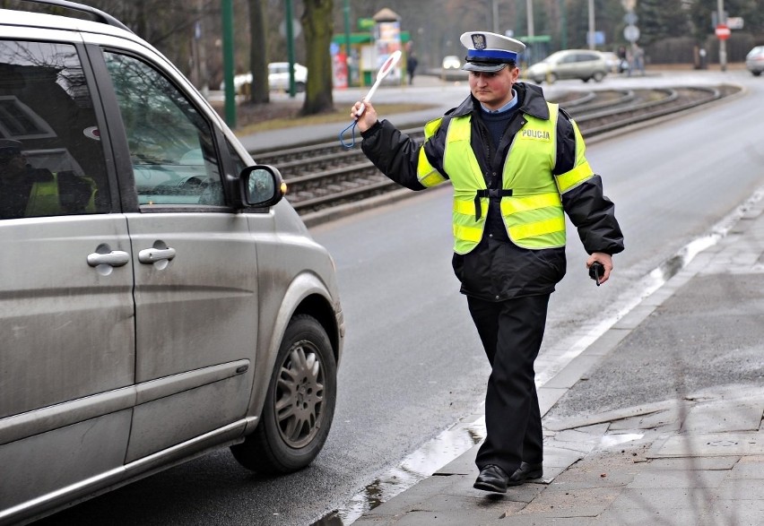 Pirat-recydywista. Pędził seatem 221 km/h (wideo)