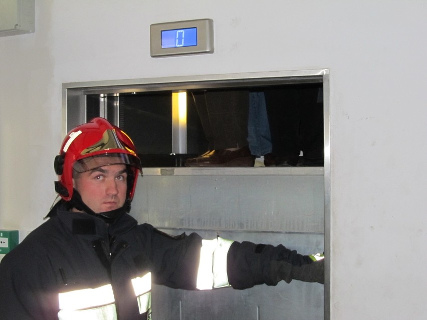 Wrocław: Strażacy uwalniali 8 osób, które utknęły w windzie (ZDJĘCIA)