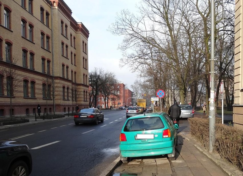 Poznań: Mistrz parkowania pod komisariatem