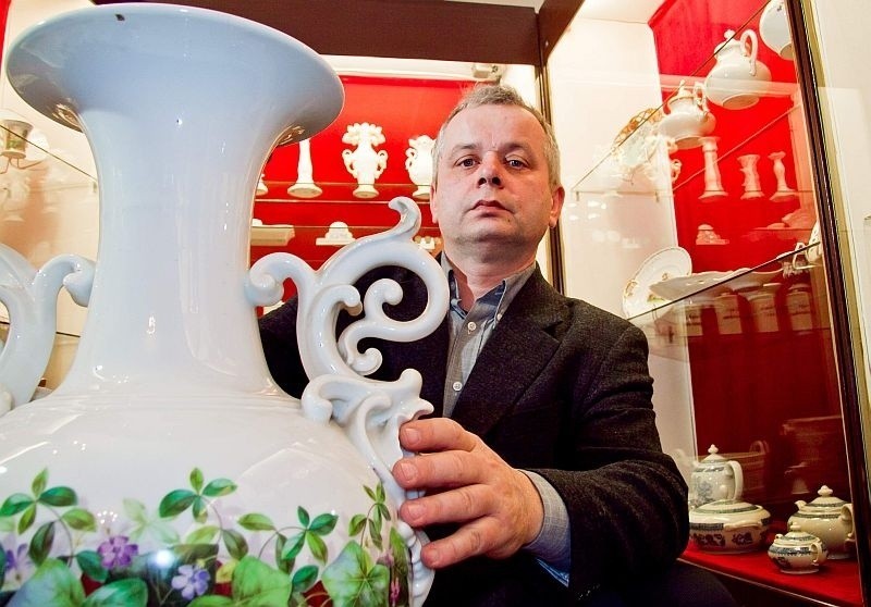 Marek Stadnicki z unikatowym wazonem z fabryki Kristera.