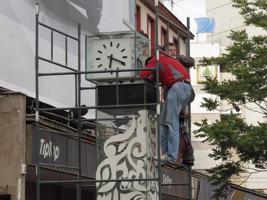 Wrocław: Stanął zegar odliczający czas do Euro (ZOBACZ)