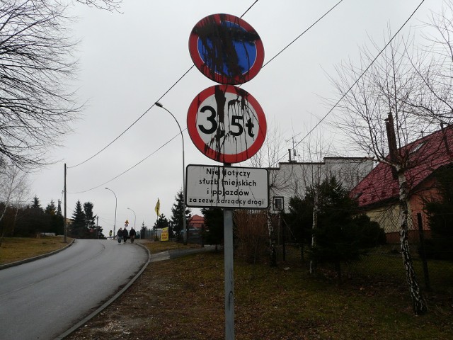 Znak przy ul. H. Modrzejewskiej ciągle ktoś oblewa farbą. Problem ma rozwiązać monitoring