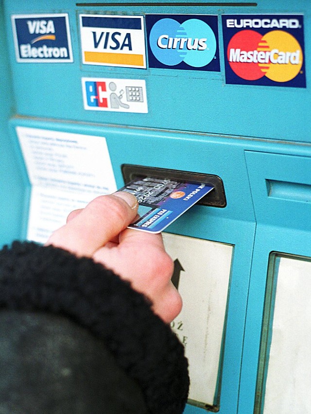Płacenie specjalnymi kartami bankowymi, może zmniejszyć wydatki na paliwo.