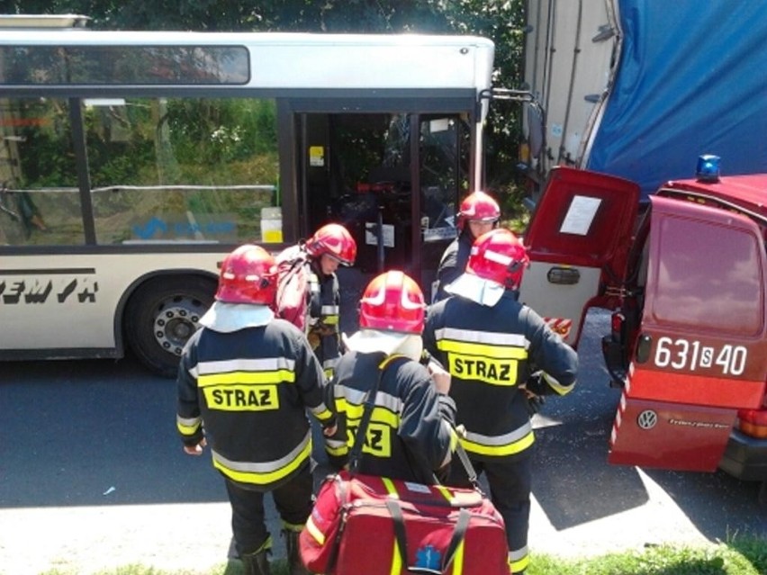 Wypadek autobusu w Tarnowskich Górach. 19 osób rannych [ZDJĘCIA]