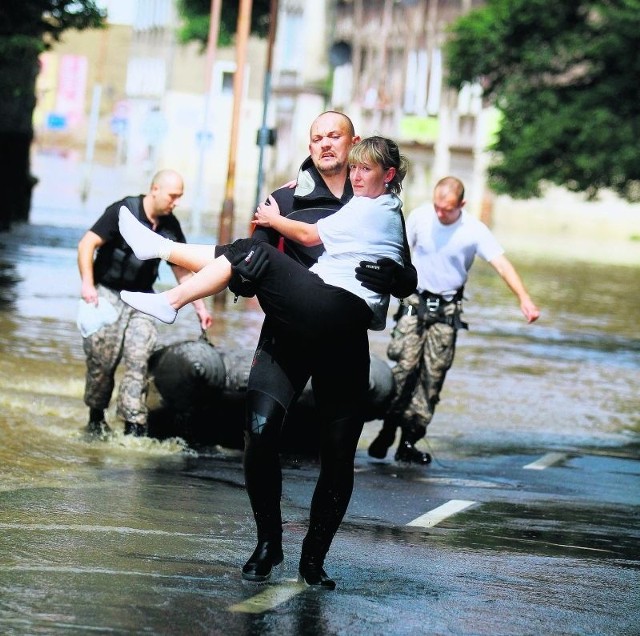 Strażacy z Polski i Niemiec pomagali ewakuować mieszkańców z domów przy rzece