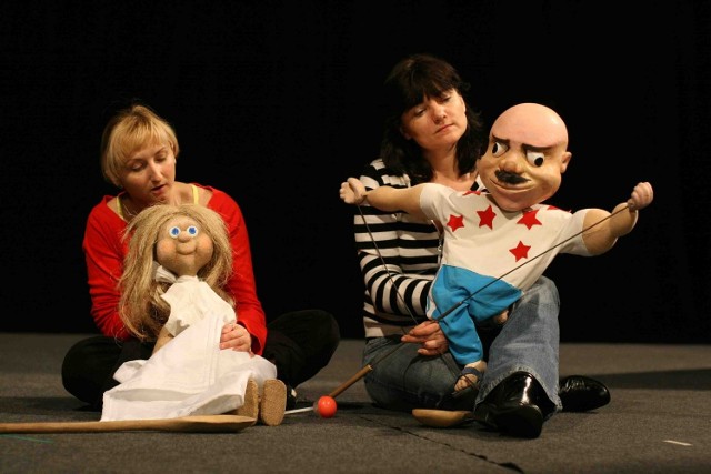 Aktorzy Teatru Dzieci Zagłębia podczas spektaklu Piesek, który był niebieski