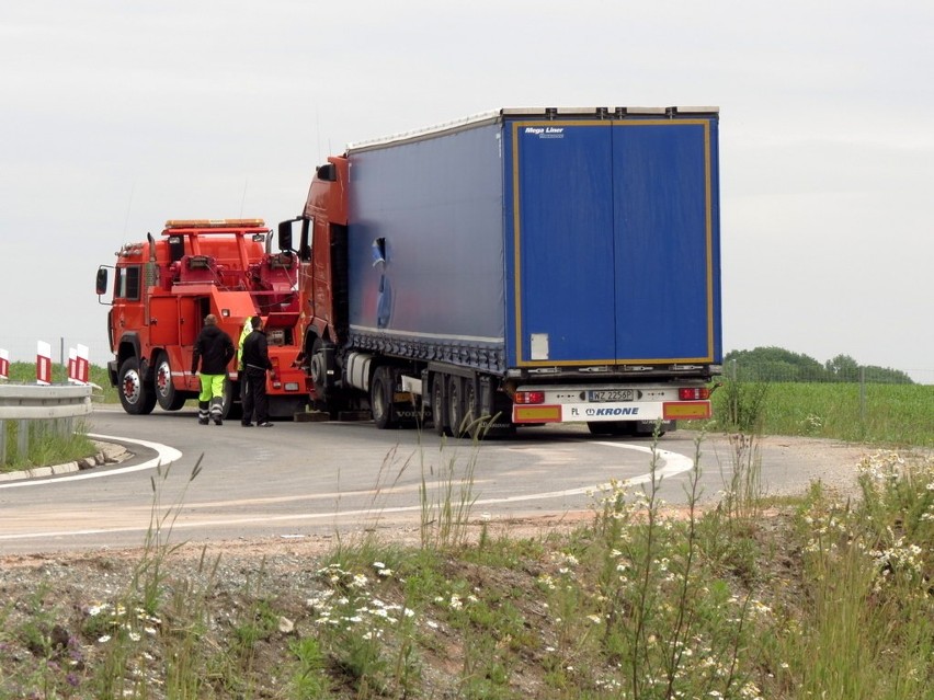 TIR zablokował wjazd na AOW (ZDJĘCIA)