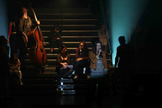 Natasza Urbańska śpiewa w musicalu Metro, który pokazano w katowickim Spodku