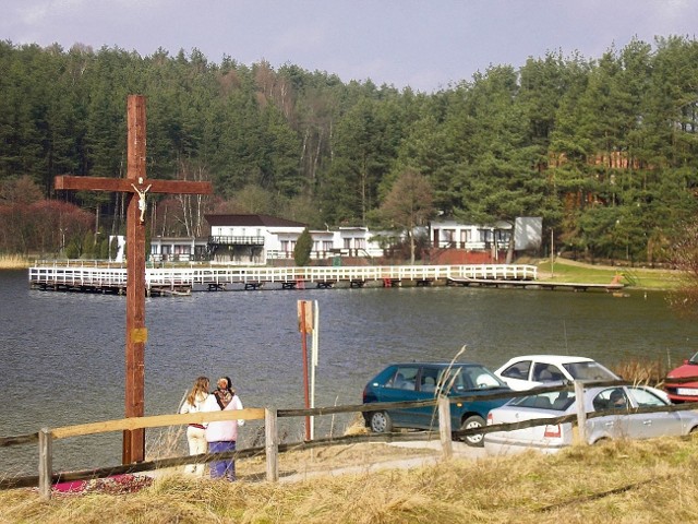 Krzyż stojący nad jeziorem w Gołubiu ma być usunięty