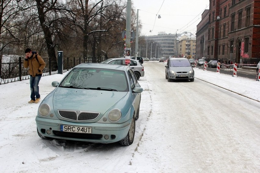 Wrocław: Z remontowanej części Podwala kierowcy zrobili sobie parking (FOTO)
