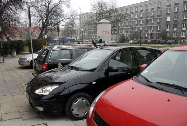 Ul. Karłowicza jest objęta strefą płatnego parkowania i kierowcy muszą to respektować