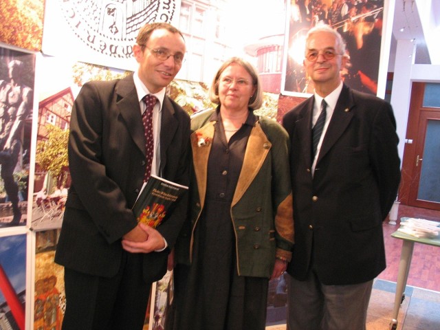 Hrabia von Tiele-Winckler (z prawej) z żoną Fryderyką i dr Kuzio-Podruckim.