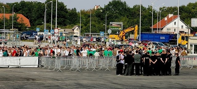 Widzowie nie mogli wnosić na stadion swoich napojów. Niestety, nie mieli ich też gdzie wyrzucić