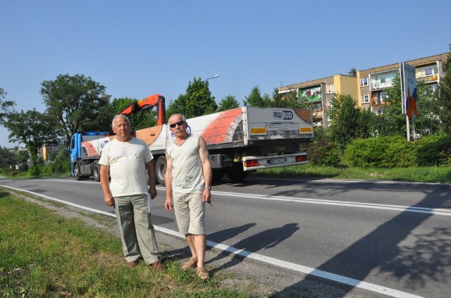 Jan Durański (po lewej) i Czesław Romanek (po prawej) z osiedla Młodych uważają, że niezbędne są ekrany akustyczne przy drodze nr 791. To zmniejszyłoby uciążliwy hałas