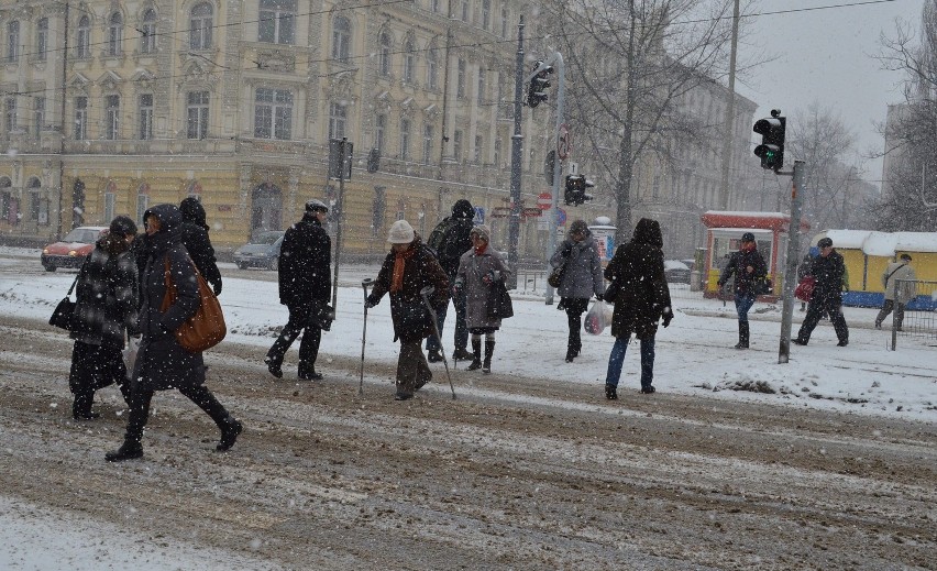 Zima w Łodzi. Trudne warunki na drogach [ZDJĘCIA]