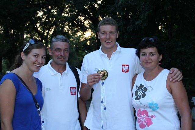 Konrad Czerniak z rodzicami i siostrą Gabrielą