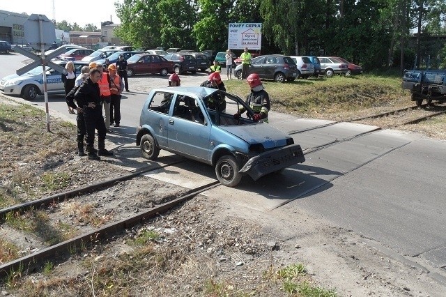 Wypadek pociągu w Częstochowie, który wjechał w samochód na przejeździe kolejowym.