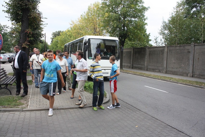 Protest rodziców uczniów ze szkoły w Łazach. Okupowali budynek starostwa [ZDJĘCIA]