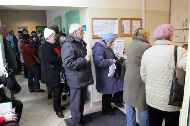 W przychodniach już ustawiają się dłuższe kolejki