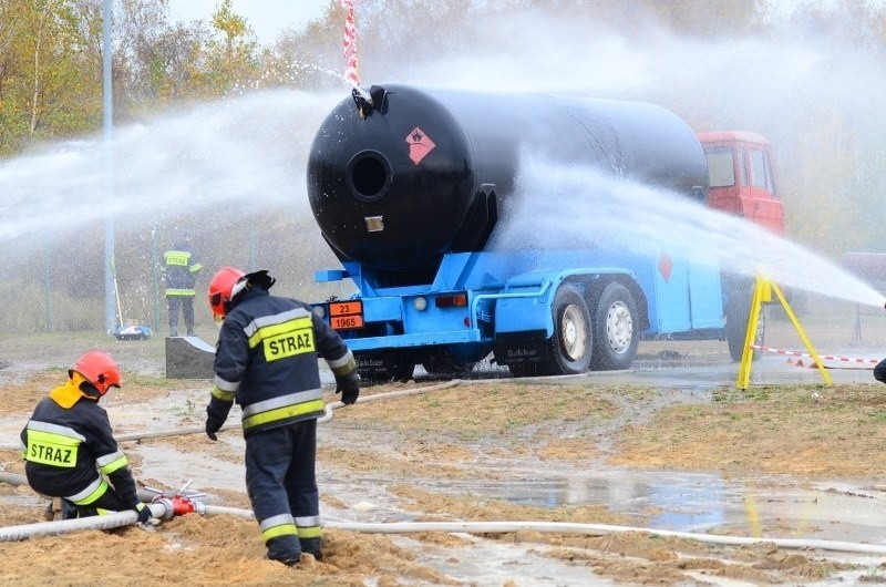 Ugaszą nawet cysternę z gazem - ćwiczenia strażaków w Luboniu [ZDJĘCIA]