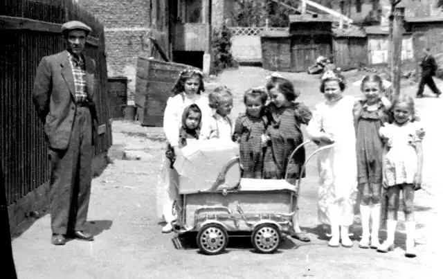 Niedziela na Wesołej. Oprócz dzieciarni Elżbieta w wózku. Rok 1959