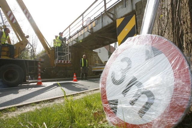Po wypadku w Świdnicy na wiadukcie zamontowano znaki
