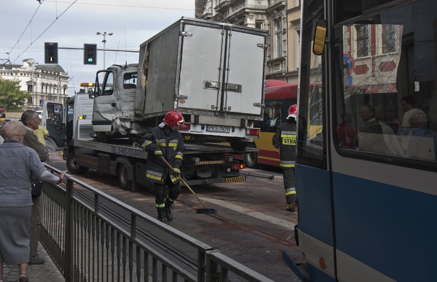 Wrocław: Tramwaj zderzył się z ciężarówką (ZDJĘCIA, FILM)