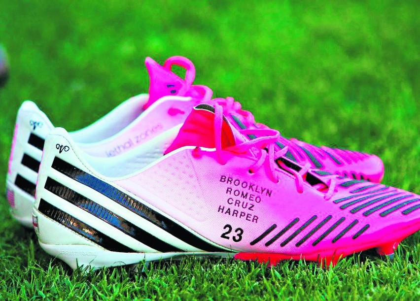 Różowe pantofelki Davida Beckhama, a na nich - imiona...