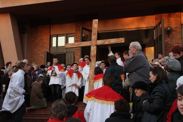 Wierni z parafii św. Maksymiliana Kolbe przeszli z krzyżem ulicami Dąbrowy