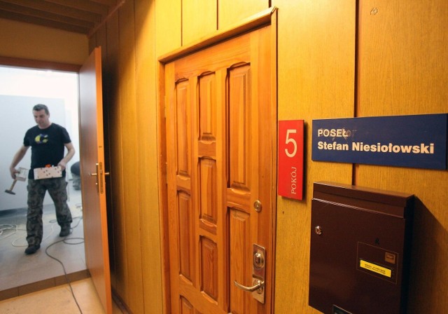 We wtorek drzwi do biura posła Stefana Niesiołowskiego były zamknięte na głucho
