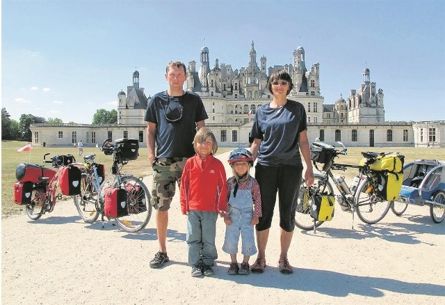 Ewa, Maciej, Marianna i Jaś Mężyńscy na tle zamku w Chambord nad Loarą.  Ludwik XV mieszkał w nim parę miesięcy, oni - parę godzin