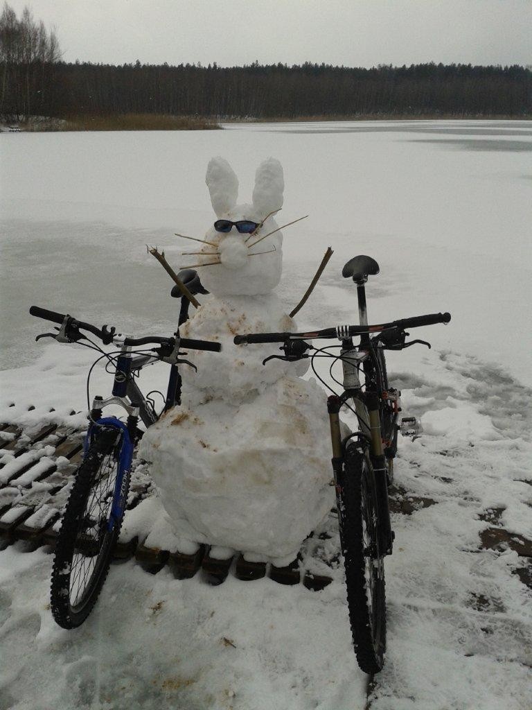 Bałwan z uszami zająca w towarzystwie rowerów - to dzieło...