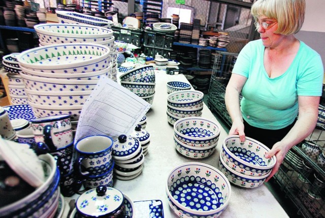 Zdobione ręcznie naczynia ze stempelkami z Bolesławca są w każdym polskim domu