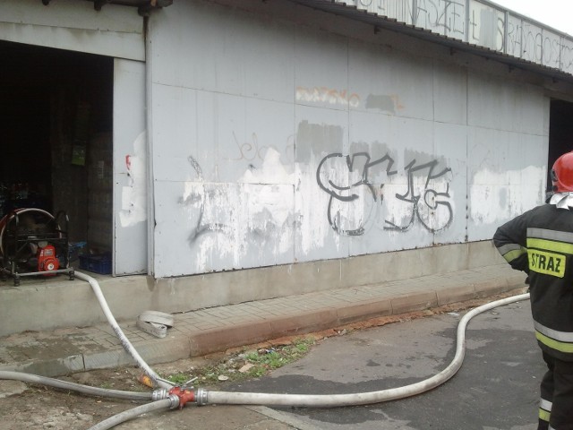 Pożar sklepu przy 11 Listopada w Łodzi gasili strażacy w czwartek przed południem.