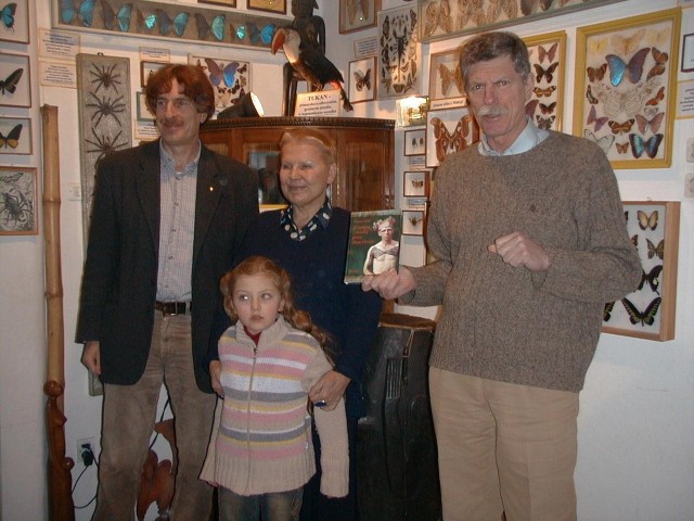 Laureatką Bursztynowego Motyla jest między innymi Elżbieta Dzikowska. Na zdjęciu z Arkadym Radosławem i Markiem Fiedlerami oraz  córką Arkadego  Radosławą Marysią.