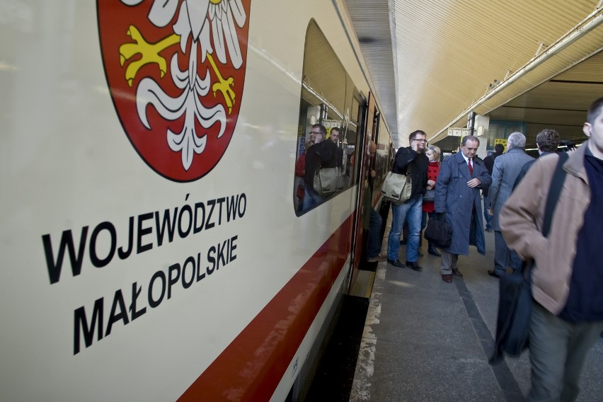 Kraków: supernowoczesny pociąg spóźnił się na własną premierę [VIDEO, ZDJĘCIA]