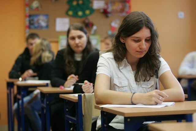 Uczniowie z gimnazjum nr 50 podczas pisania testów próbnych