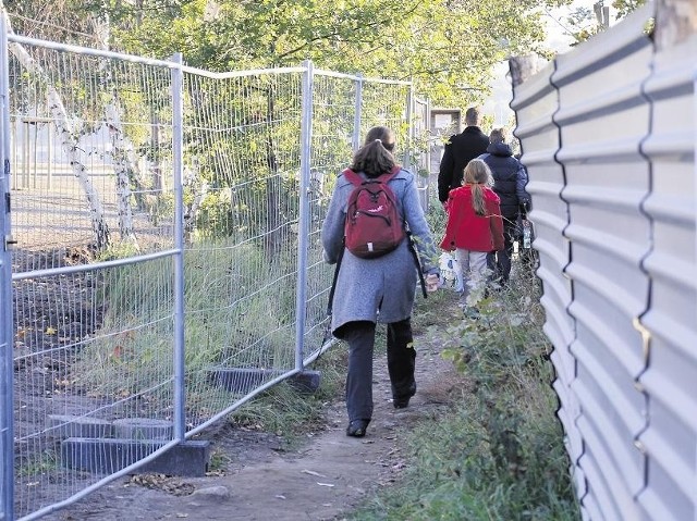 Tak wygląda dojście z przystanku tramwajowego do Term