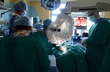 Poznań: Chirurdzy z Przybyszewskiego pokazali w sieci operację