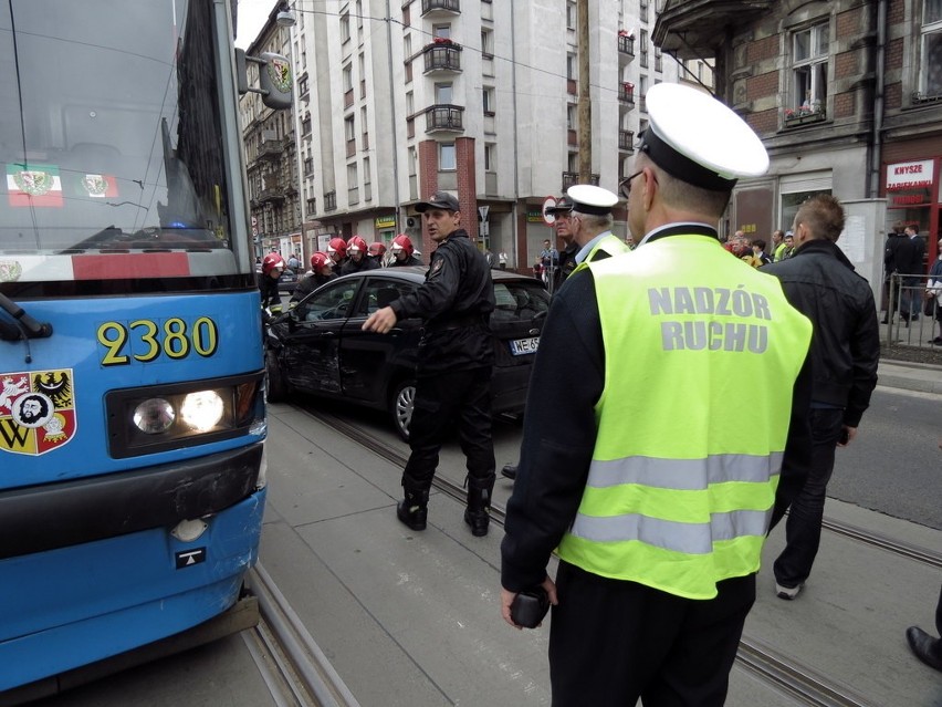 Wrocław: Wypadek na ul. Traugutta (ZDJĘCIA)