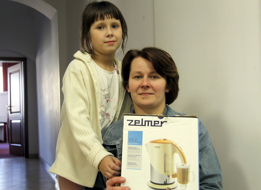 Iwona Sołoducha z córką prezentują nagrodę