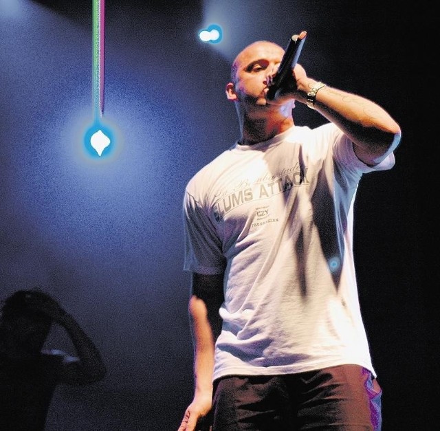 Peja w koszulce Slums Attack na koncercie jubileuszowym Sweet Noise we wrześniu 2005 roku